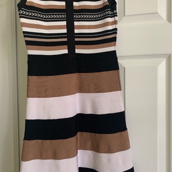 Karen Miller dressing - Picture 6 of 7